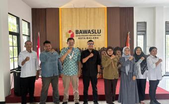 M. Hasbi (kemeja hitam)berswafoto bersama dengan jajaran Kwarcab Gerakan Pramuka yang hadir pada audiensi Rabu lalu (24/06).