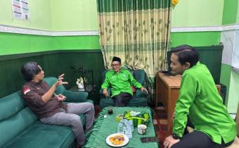 KONSOLIDASI Koordinator Divisi Hukum dan Penyelesaian Sengketa Bawaslu Kota Malang, Iwan Sunaryo, bersama jajaran DPC PKB Kota Malang membahas pencegahan politik uang dalam kegiatan Konsolidasi Demokrasi.