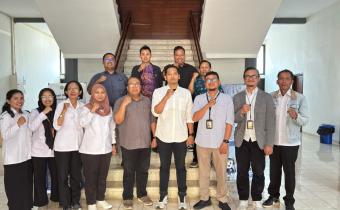 KEMITRAAN Foto bersama menjadi penanda komitmen Bawaslu Kota Malang dan Laboratorium Pancasila Universitas Negeri Malang dalam membangun kerja sama strategis untuk mendukung penguatan literasi demokrasi, kepemiluan, dan pengawasan partisipatif di Kota Malang.
