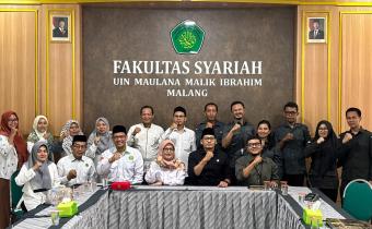SINERGI Jajaran Bawaslu Kota Malang bersama pimpinan dan sivitas akademika Fakultas Syariah UIN Maulana Malik Ibrahim Malang berfoto bersama usai penandatanganan Perjanjian Kerja Sama (PKS) sebagai komitmen memperkuat kolaborasi dalam pendidikan politik, pengawasan partisipatif, penelitian, dan pengabdian kepada masyarakat.