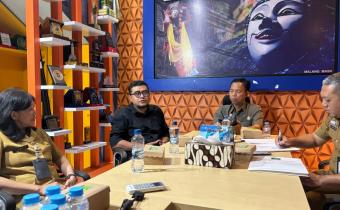 KOLABORASI Koordinator Divisi P2H Bawaslu Kota Malang, M. Hasbi Ash Shiddiqy, memaparkan pelaksanaan uji petik Daftar Pemilih Berkelanjutan (DPB) dan program Konsolidasi Demokrasi sebagai upaya memperkuat pengawasan partisipatif di wilayah Kecamatan Blimbing.