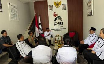 DIALOG Anggota Bawaslu Kota Malang, Iwan Sunaryo, bersama jajaran PSI Kota Malang berdiskusi dalam forum Konsolidasi Demokrasi terkait pemutakhiran data partai politik di Kantor PSI Kota Malang, Selasa (27/1/2026).