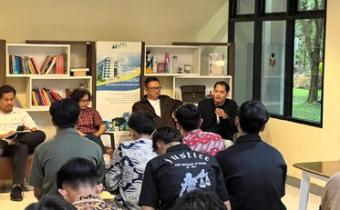 DIALOG Ketua Bawaslu Kota Malang bersama civitas akademika Universitas Negeri Malang berdiskusi mengenai demokrasi substansial dalam kegiatan Konsolidasi Demokrasi sebagai upaya memperkuat partisipasi dan pemahaman publik terhadap pengawasan Pemilu.
