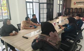 DISKUSI Anggota Bawaslu Kota Malang, Hamdan Akbar Safara, bersama mahasiswa Universitas Brawijaya dalam kegiatan Konsolidasi Demokrasi bertajuk “Penguatan Sistem Penanganan Pelanggaran Pemilu” di Kantor Bawaslu Kota Malang, Senin (20/7/2026).