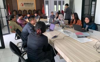 EDUKASI Iwan Sunaryo bersama mahasiswa magang mengikuti Konsolidasi Demokrasi di Kantor Bawaslu Kota Malang dengan pembahasan mengenai mekanisme penyelesaian sengketa proses Pemilu serta pentingnya keterlibatan generasi muda dalam pengawasan demokrasi.