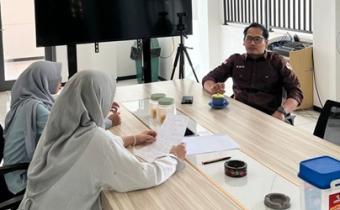 DIALOG Ketua Bawaslu Kota Malang, Mochamad Arifudin, berdiskusi bersama mahasiswa magang dalam kegiatan Konsolidasi Demokrasi bertema “Suara Anak Muda dalam Dinamika Sistem Pemilu Indonesia” di Kantor Bawaslu Kota Malang.