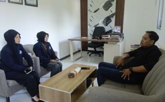 DIALOG Ketua Bawaslu Kota Malang, Mochamad Arifudin, berdiskusi bersama mahasiswa Universitas Brawijaya dalam kegiatan Konsolidasi Demokrasi bertema “Generasi Muda sebagai Pilar Demokrasi dalam Sistem Pemilu” di Kantor Bawaslu Kota Malang.