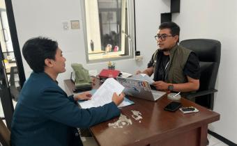 LITERASI Anggota Bawaslu Kota Malang, Mohammad Hasbi Ash Shiddiqy, berdiskusi bersama mahasiswa Universitas Brawijaya mengenai peran pemilih pemula dalam menghadapi polarisasi politik melalui penguatan literasi politik dan kemampuan berpikir kritis.