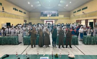 EDUKASI Ketua Bawaslu Kota Malang, Mochamad Arifudin, bersama siswa SMKN 1 Singosari dalam kegiatan Konsolidasi Demokrasi bertema “Pemilih Pemula dan Masa Depan Politik Indonesia” sebagai upaya memperkuat pemahaman politik dan kepemiluan generasi muda.
