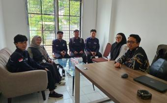 KOLABORASI Bawaslu Kota Malang bersama mahasiswa UNIRA Malang memperkuat ruang diskusi kepemiluan sebagai upaya meningkatkan literasi politik serta mendorong keterlibatan aktif generasi muda dalam proses demokrasi.