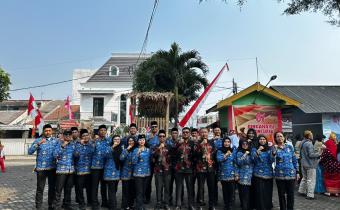 KEBERSAMAAN Jajaran Bawaslu Kota Malang berfoto bersama usai mengikuti rangkaian peringatan HUT ke-81 Kemerdekaan Republik Indonesia bersama warga RW 05 Kelurahan Sawojajar.