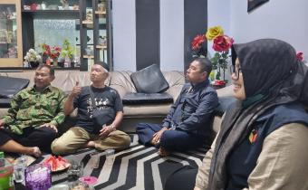 SOSIALISASI Divisi Pencegahan Bawaslu Kota Malang berdialog bersama Ketua RW 3 dan para Ketua RT di wilayah RW 3 Kelurahan Kebonsari, Sabtu (19/9/2026), untuk menyosialisasikan rencana pelaksanaan Uji Petik PDPB sekaligus memperkuat koordinasi pengawasan data pemilih di tingkat lingkungan.