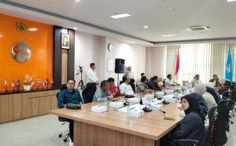 M. Arifudin, Ketua Bawaslu Kota Malang menyimak penyampaian materi.