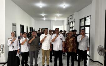 KOLABORASI Peserta dan narasumber berfoto bersama dalam kegiatan Literasi Politik Bakesbangpol Kota Malang bertema “Generasi Cerdas, Pengawasan Tuntas, Demokrasi Berkualitas” di Kantor Bawaslu Kota Malang, Rabu (14/10/2026). Kegiatan ini menjadi bagian dari upaya meningkatkan literasi politik generasi muda dan mendorong pengawasan partisipatif demi terwujudnya demokrasi yang berkualitas.