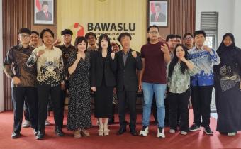 M. Arifudin (kaos hitam jeans), selaku Ketua Bawaslu Kota Malang membersamai rombongan Warga Negara Asing di Kantor Bawaslu Kota Malang (03/09).