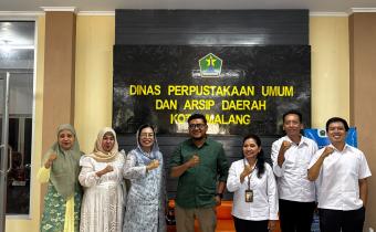 KOLABORASI Jajaran Bawaslu Kota Malang bersama Perpustakaan Kota Malang berfoto bersama usai pembahasan rencana kerja sama pengembangan Pojok Pengawasan guna memperluas akses informasi dan edukasi kepemiluan bagi masyarakat.
