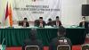 Hamdan Akbar Safara (tengah) selaku Ketua Majelis, memimpin Musyawarah Terbuka Penyelesaian Sengketa Pemilu Serentak 2024 didamping M. Hanif Fahmi (kiri) dan M. Hasbi Ash Shiddiqy (kanan) selaku Anggota Majelis.
