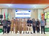 SINERGI Bawaslu Kota Malang bersama jajaran SMKN 10 Malang berfoto bersama usai pelaksanaan kegiatan Bawaslu Goes to School sebagai bentuk kolaborasi dalam penguatan pendidikan demokrasi bagi generasi muda.